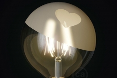 lampadina-led-globo-g125-filamento-corto-linea-tattoo-lamp-modello-cuore-4w-e27-2700k[2]